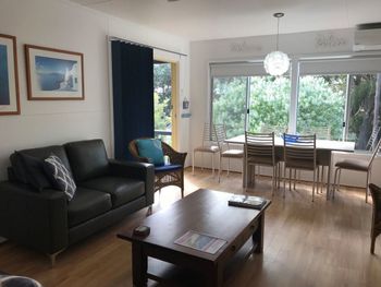 The Boat House - Accommodation Main Beach 1