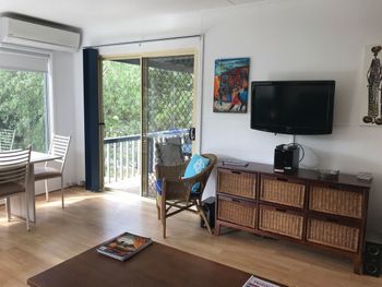 The Boat House - Accommodation Main Beach 2