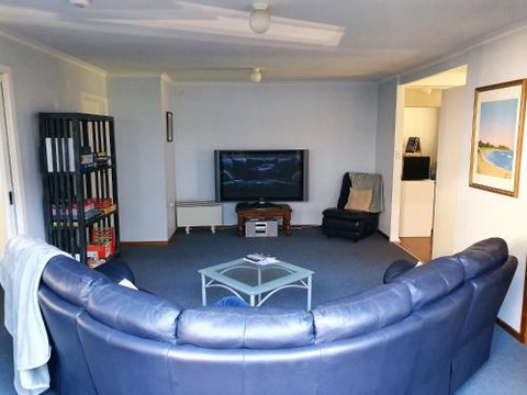 Island Escape - Accommodation Main Beach 3