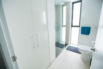 Spacious Apartment Close To Melbourne CBD - Accommodation Main Beach 5