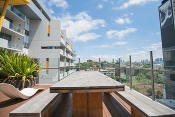 Spacious Apartment Close To Melbourne CBD - Accommodation Main Beach 4