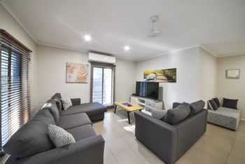 Seaclusion - Accommodation Main Beach 1