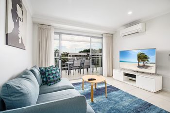 Cotton Tree Modern Apartment - Accommodation Main Beach 0