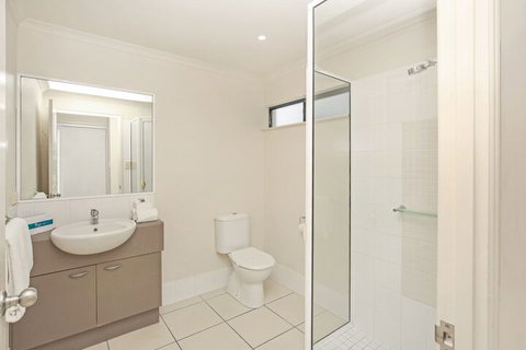 Centrally Located Apartment 1019 - Accommodation Main Beach 4