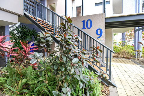 Centrally Located Apartment 1019 - Accommodation Main Beach 1