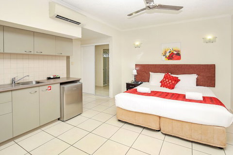 Centrally Located Apartment 1019 - Accommodation Main Beach 5