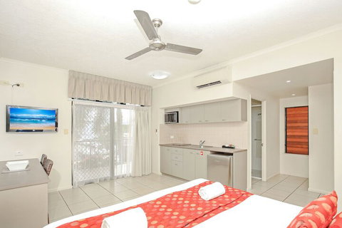 Centrally Located Apartment 1019 - Accommodation Main Beach 3