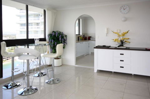 Broadwater Shores Waterfront Apartments - Accommodation Main Beach 4