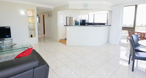 Broadwater Shores Waterfront Apartments - Accommodation Main Beach 3