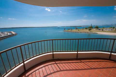 Broadwater Shores Waterfront Apartments - Accommodation Main Beach 2