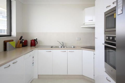 Broadwater Shores Waterfront Apartments - Accommodation Main Beach 5
