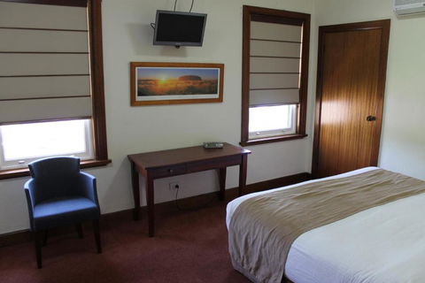 The Dormie House - On The Golf Course - Accommodation Main Beach 3