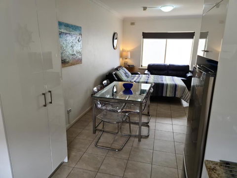Acaill Accommodation Esplanade Living Self Check-In Self Check-Out - Accommodation Main Beach 3