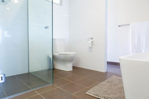 Beach & Bay Holiday House - Accommodation Main Beach 2