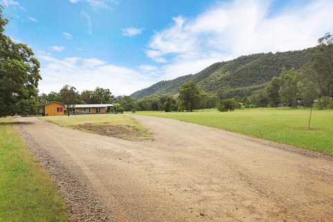 Feathertop Views And Dorm - Accommodation Main Beach 0