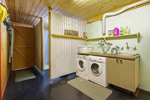 Feathertop Views And Dorm - Accommodation Main Beach 4