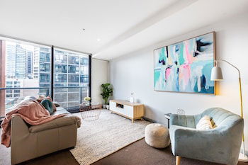 Ella, 1BDR Melbourne Apartment - Accommodation Main Beach 6
