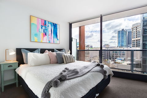 Ella, 1BDR Melbourne Apartment - Accommodation Main Beach 3