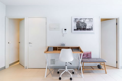 Ella, 1BDR Melbourne Apartment - Accommodation Main Beach 5