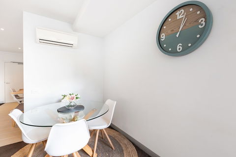 Ella, 1BDR Melbourne Apartment - Accommodation Main Beach 4