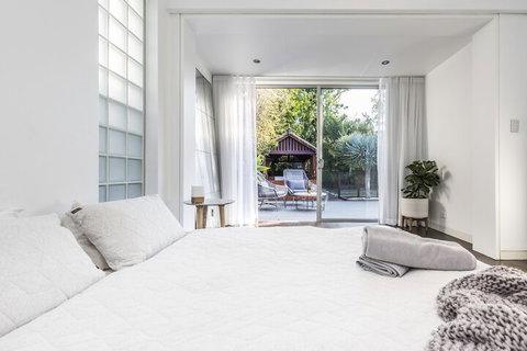 Coogee Luxury Home With Salt Water Pool & Parking - Accommodation Main Beach 6