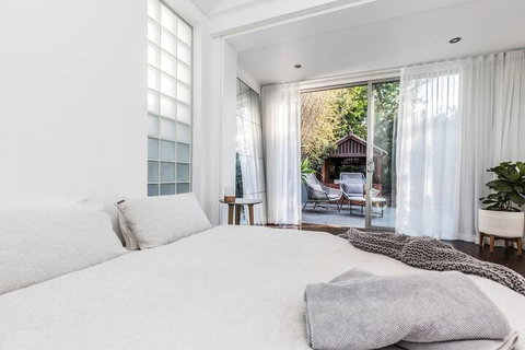 Coogee Luxury Home With Salt Water Pool & Parking - Accommodation Main Beach 7
