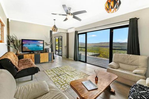 Eagles Loft - Accommodation Main Beach 0