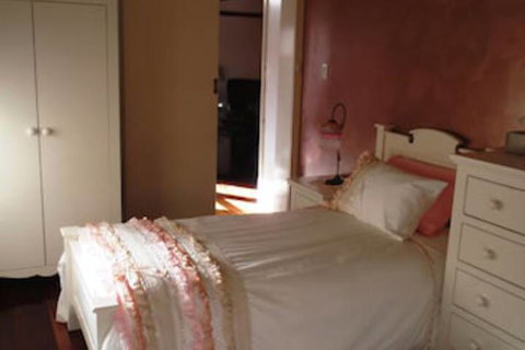 Rose Garden On Church BnB - Accommodation Main Beach 7