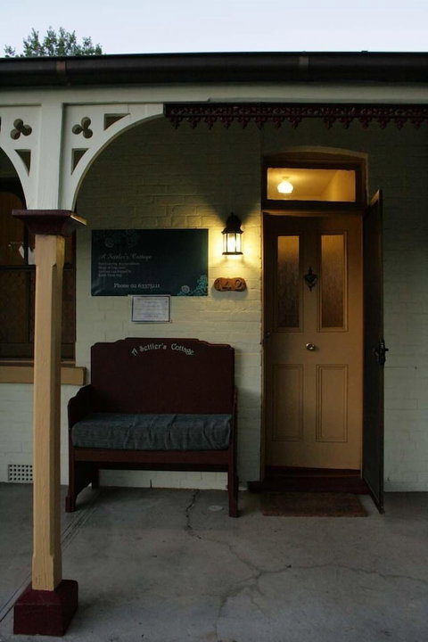 A Settler's Cottage - Accommodation Main Beach 1