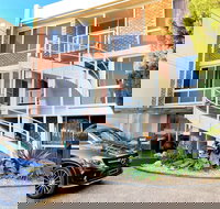 Bay Breeze Boutique Accommodation - Accommodation Main Beach