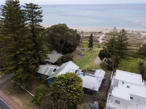 Dunsborough Beachouse YHA Hostel - Accommodation Main Beach 2