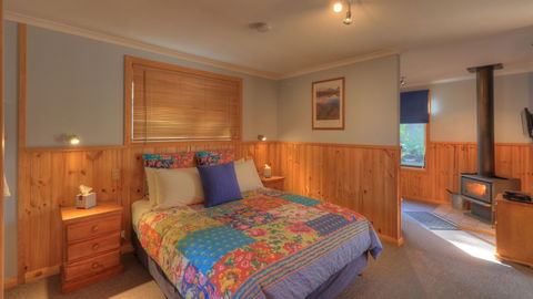 Derwent Bridge Chalets & Studios - Accommodation Main Beach 1