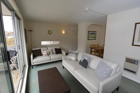 Bobuck 3B - Accommodation Main Beach 2