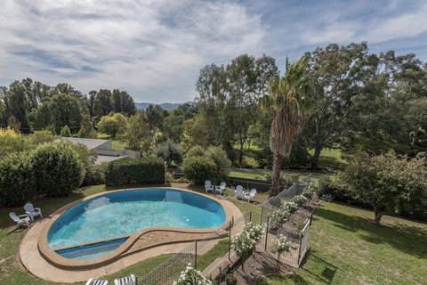 Harriet House Tumut - Accommodation Main Beach 2