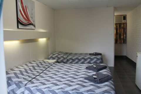 Motel 707 - Accommodation Main Beach 0
