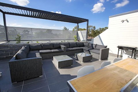 Astina Serviced Apartments Parkside - Accommodation Main Beach 0