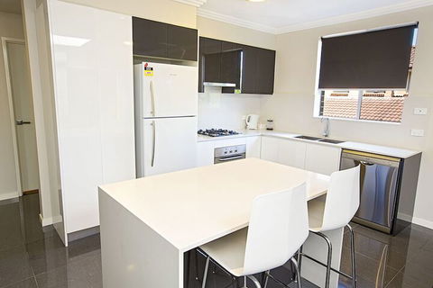 Astina Serviced Apartments Parkside - Accommodation Main Beach 4