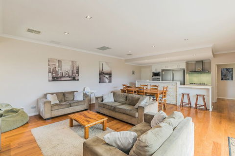 Ocean Keys Cottage - Accommodation Main Beach 7