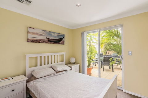 Ocean Keys Cottage - Accommodation Main Beach 2
