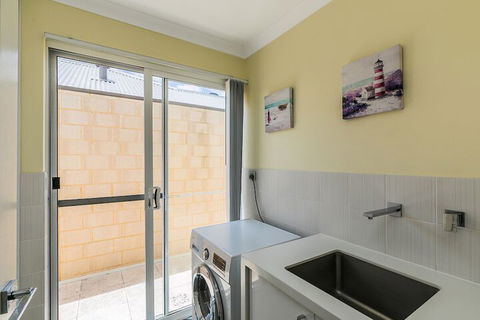 Ocean Keys Cottage - Accommodation Main Beach 5