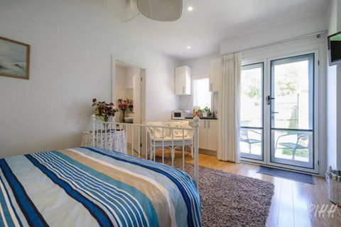 Seaside Spa Retreat - Accommodation Main Beach 5