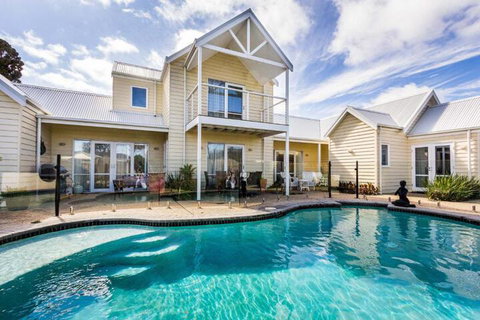 Seaside Spa Retreat - Accommodation Main Beach 7