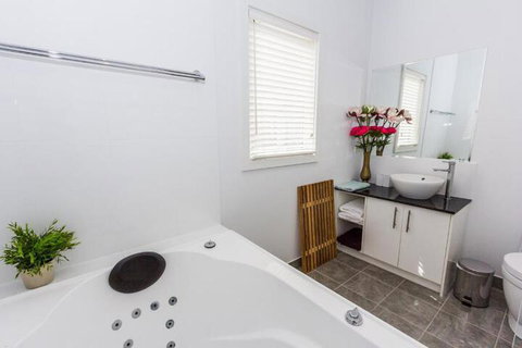 Seaside Spa Retreat - Accommodation Main Beach 4