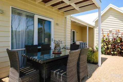 Seaside Spa Retreat - Accommodation Main Beach 3