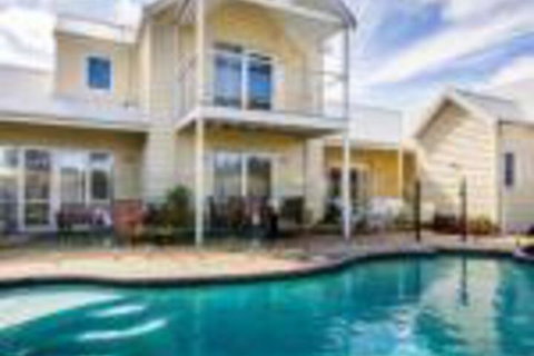 Seaside Spa Retreat - Accommodation Main Beach 0