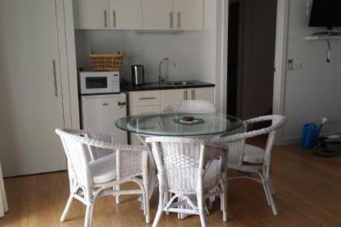 Seaside Spa Retreat - Accommodation Main Beach 2