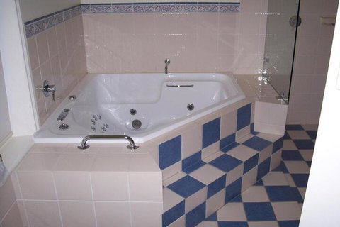 MacDonnell House Naracoorte - Accommodation Main Beach 5