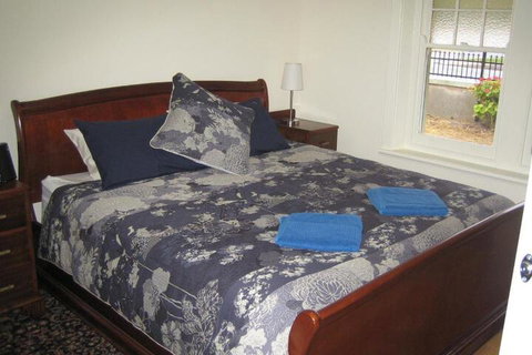 MacDonnell House Naracoorte - Accommodation Main Beach 6