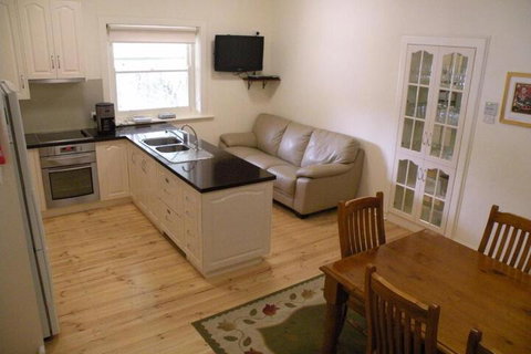 MacDonnell House Naracoorte - Accommodation Main Beach 7