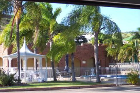 Castle Motor Lodge - Accommodation Main Beach 1
